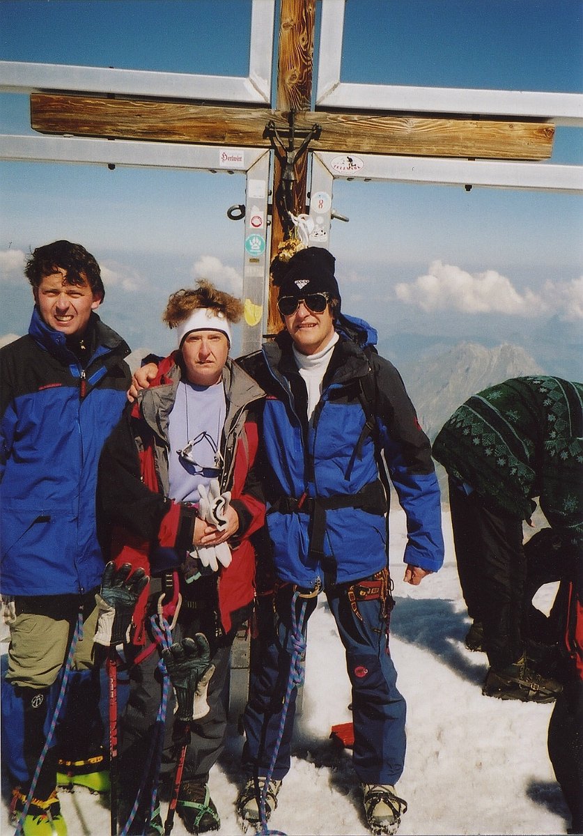105.JPG - Bruno, Manu und Gunter (v.l.n.r.) stehen gemeinsam am Großvenediger - Gipfelkreuz.