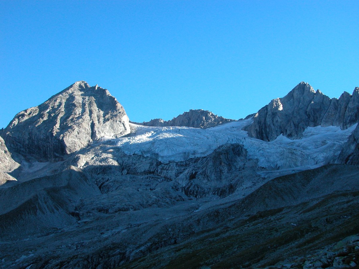 DSCN5751.JPG - Auf Tour hinter der Plauener Hütte. Links der Kuchelmooskopf rechts die Wildgerlosspitze.