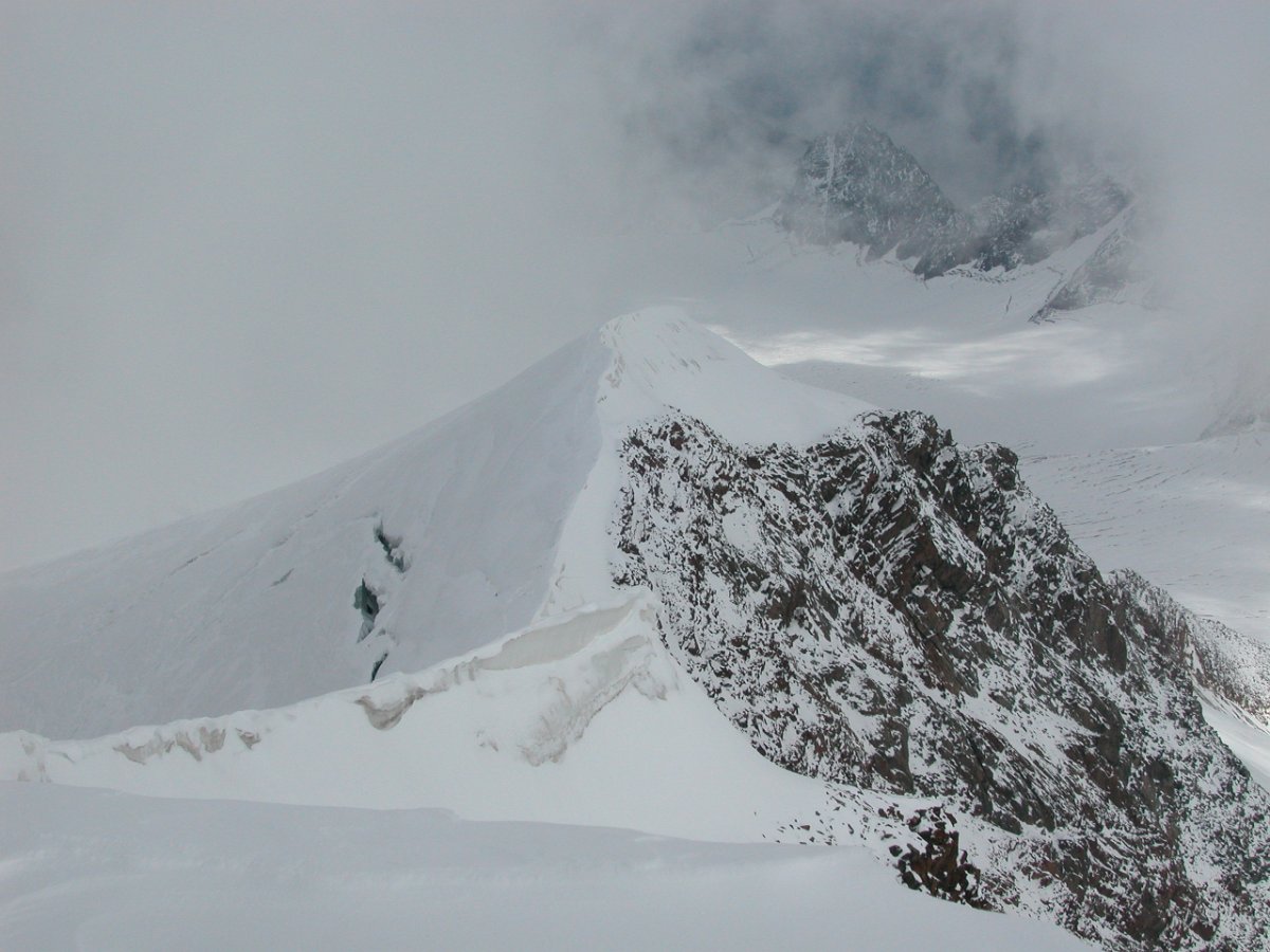 DSCN5806.JPG - Unser Anstiegsweg sieht von oben ganz einfach aus. Es gab keine Tritte. Wir mussten mit Eisschrauben sichern!