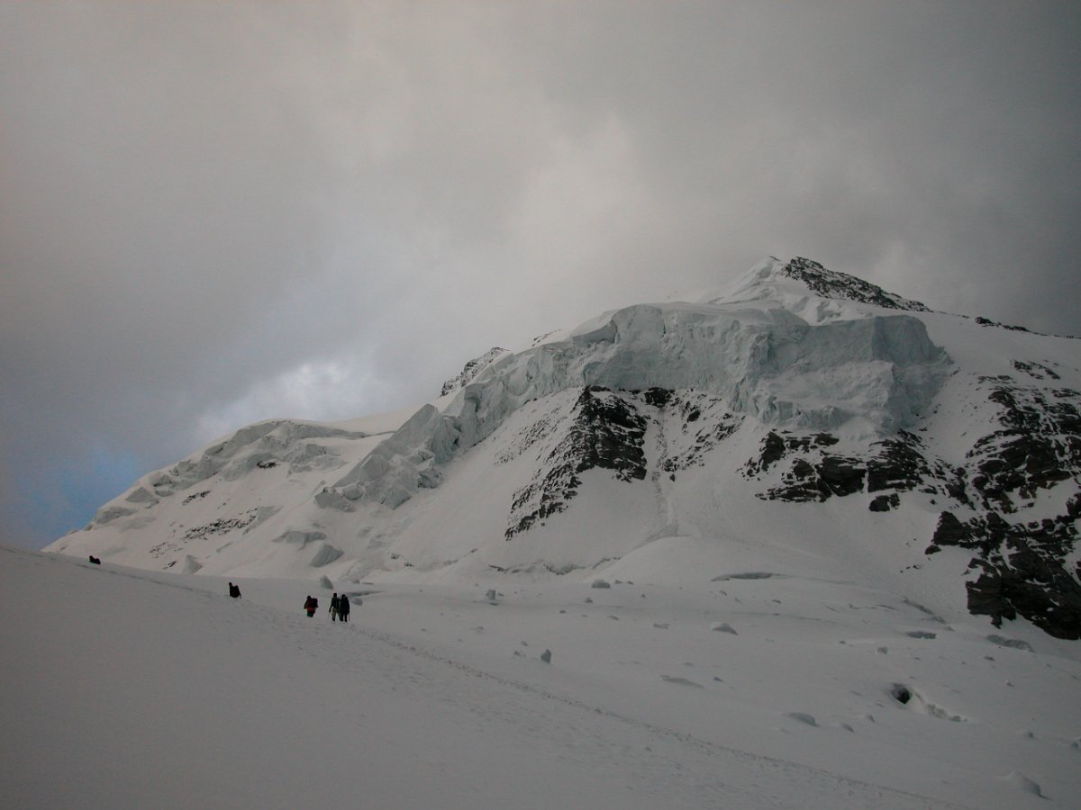 DSCN6525.JPG - Bei der Querung der gewaltigen Nordflanke auf dem Normalweg.