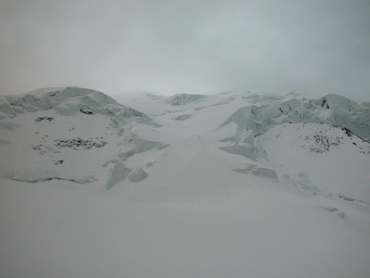 DSCN6526.JPG - Nordseite des Gipfels, hier zieht sich der Normalweg hindurch.