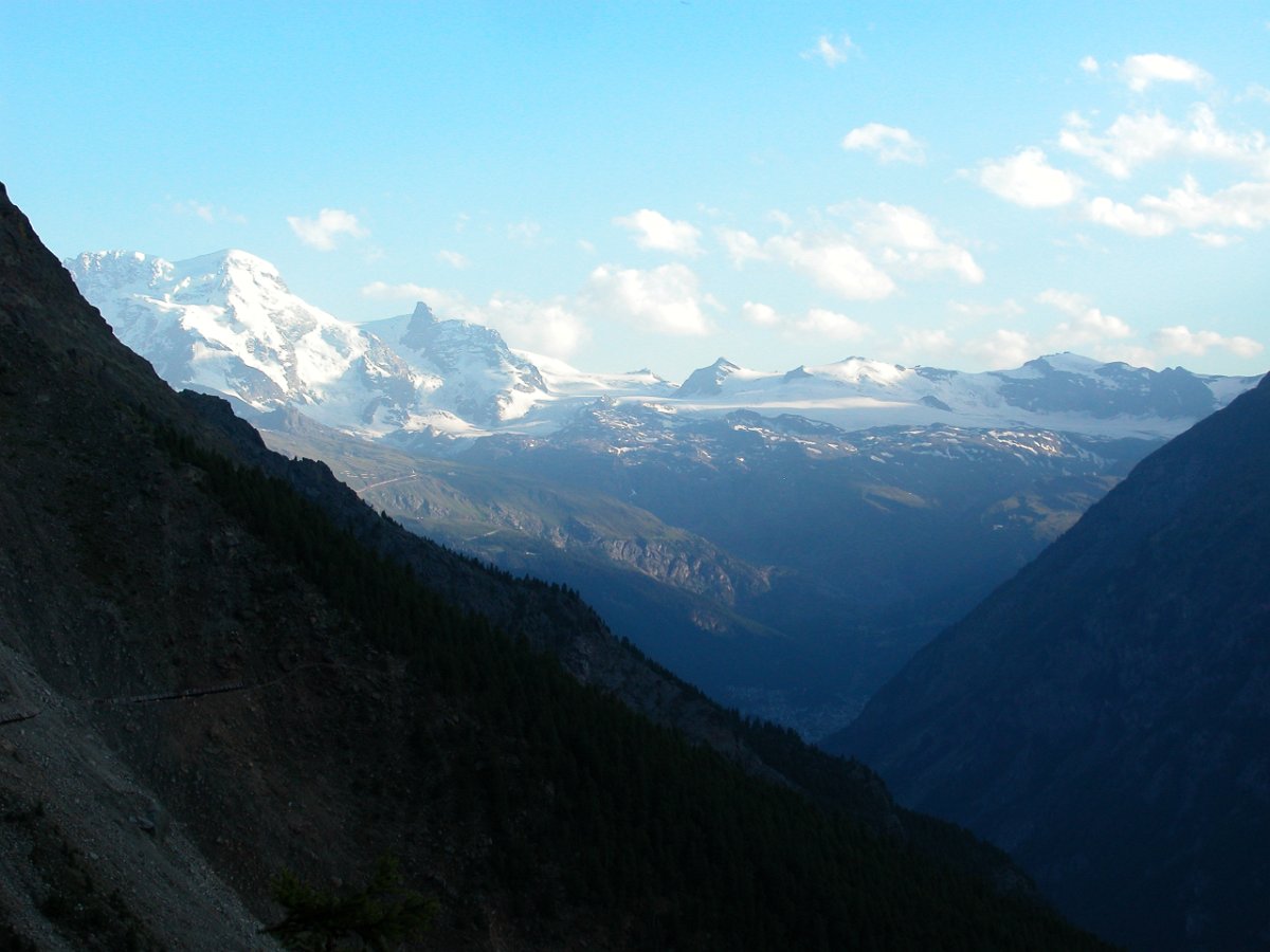 DSCN6541.JPG - Hinten im Mattertal Zermatt mit seine prominenten Kulisse.