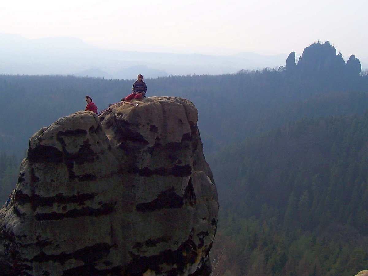 100_0043.JPG - Böser Turm und rechts der Rauschenstein samt benachbarter Gipfel.