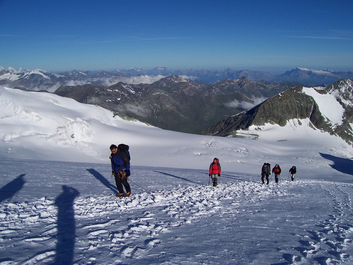 100_0760.JPG - Brunos Seilschaft im weiteren Aufstieg.