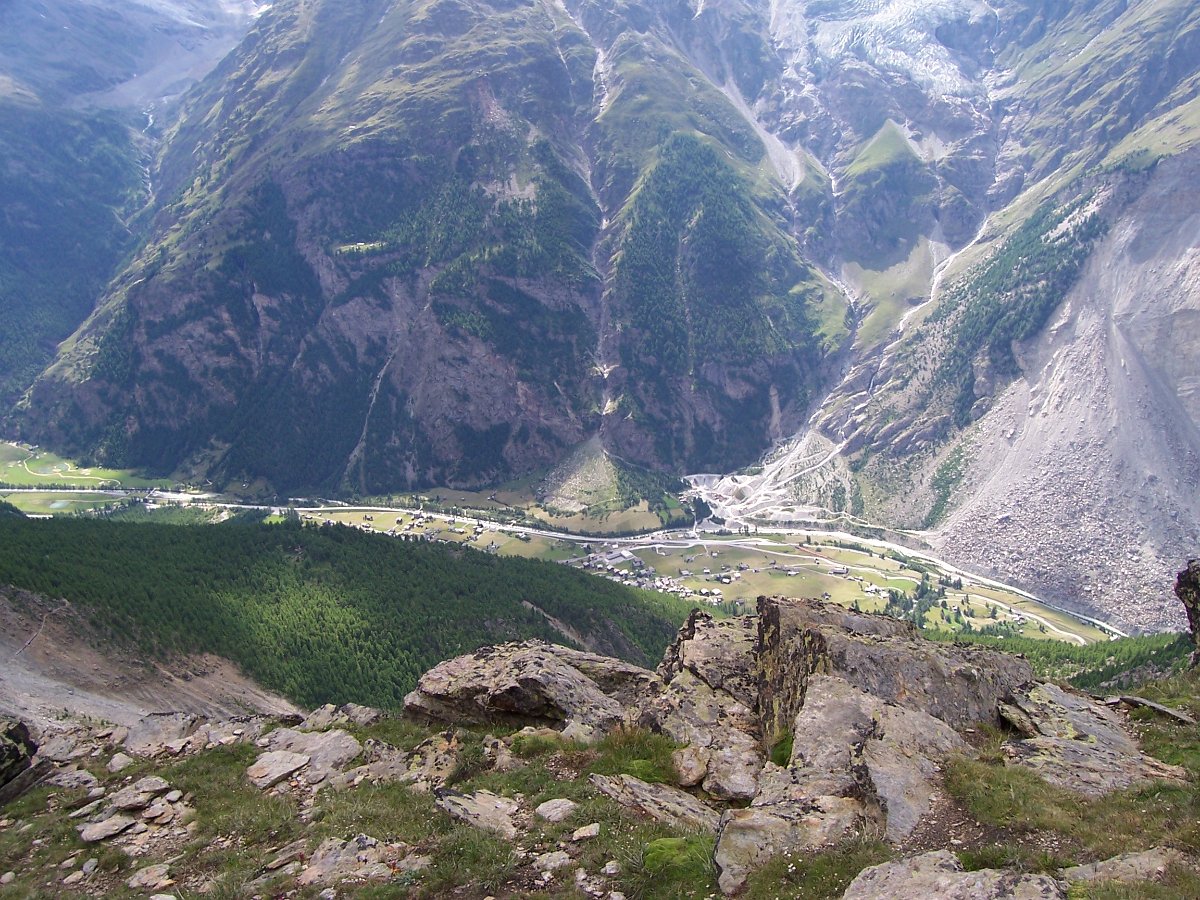 100_0791.JPG - Tiefblick ins Mattertal nach Randa.