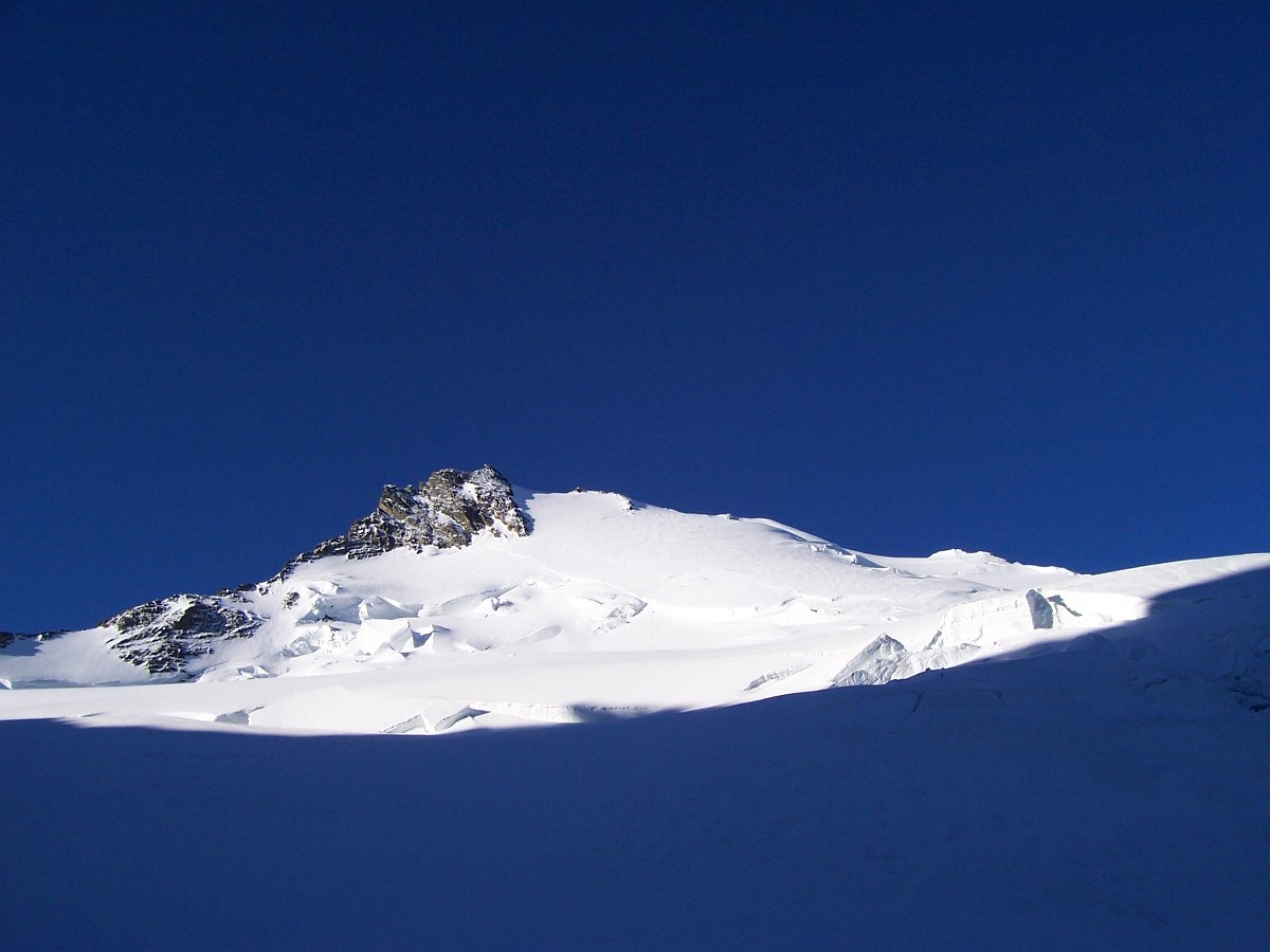 100_0798.JPG - Im weiten Gletscherkessel zwischen Nadelhorn und Dom.