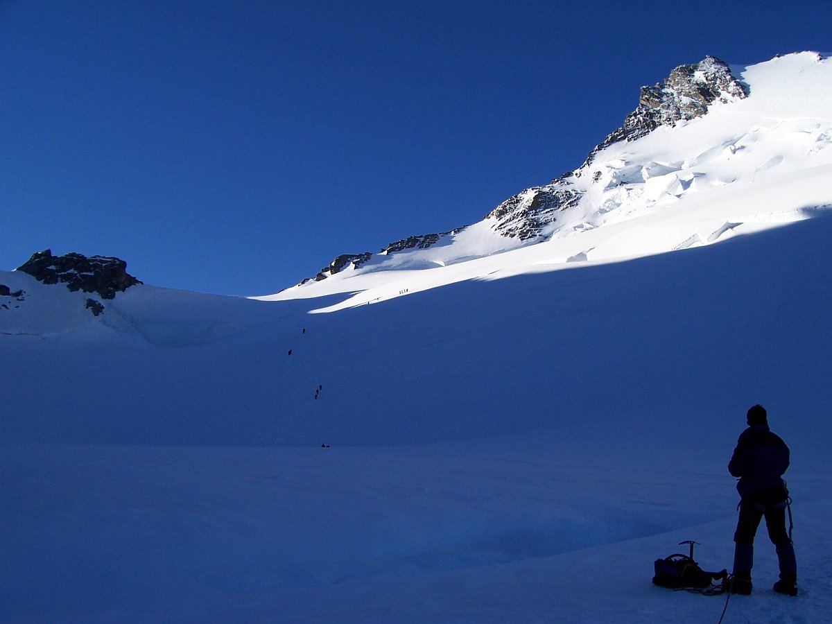 100_0799.JPG - In einem weiten Bogen geht es ansteigend auf die Nordflanke.