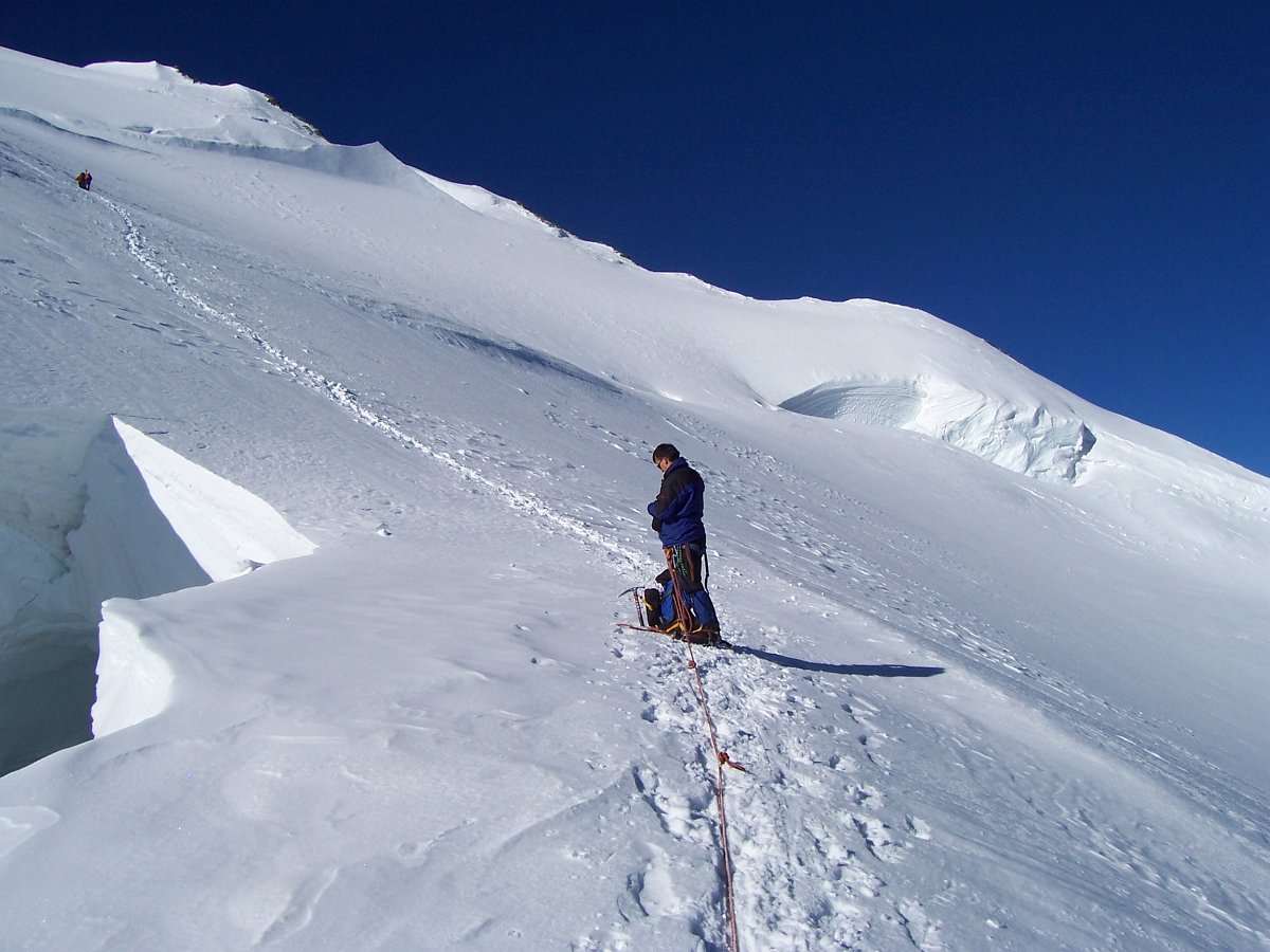 100_0800.JPG - Kurze Zwischenrast, der Gipfel ist schon zu erahnen.