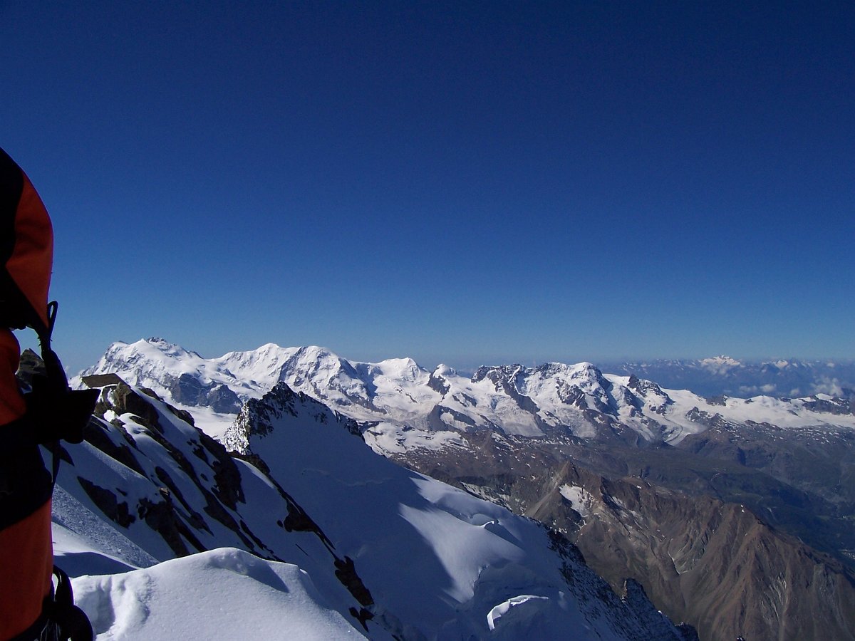 100_0810.JPG - Monte Rosa - Gruppe, Liskamm, Castor, Pollux, Breithörner und Kleinmatterhorn. Vorn etwas links der Bildmitte das Täschhorn.