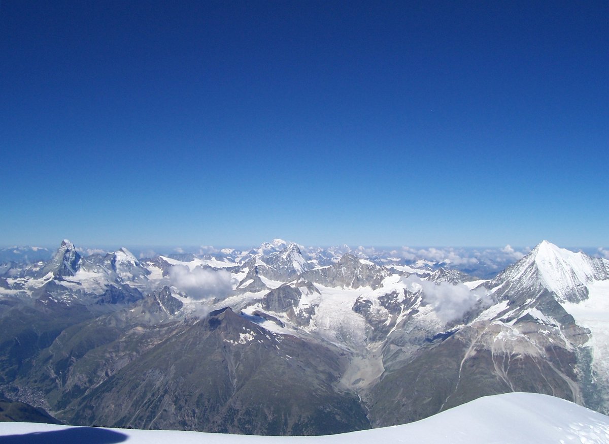 100_0812.JPG - Im Hintergrund in der Bildmitte der Mont Blanc.