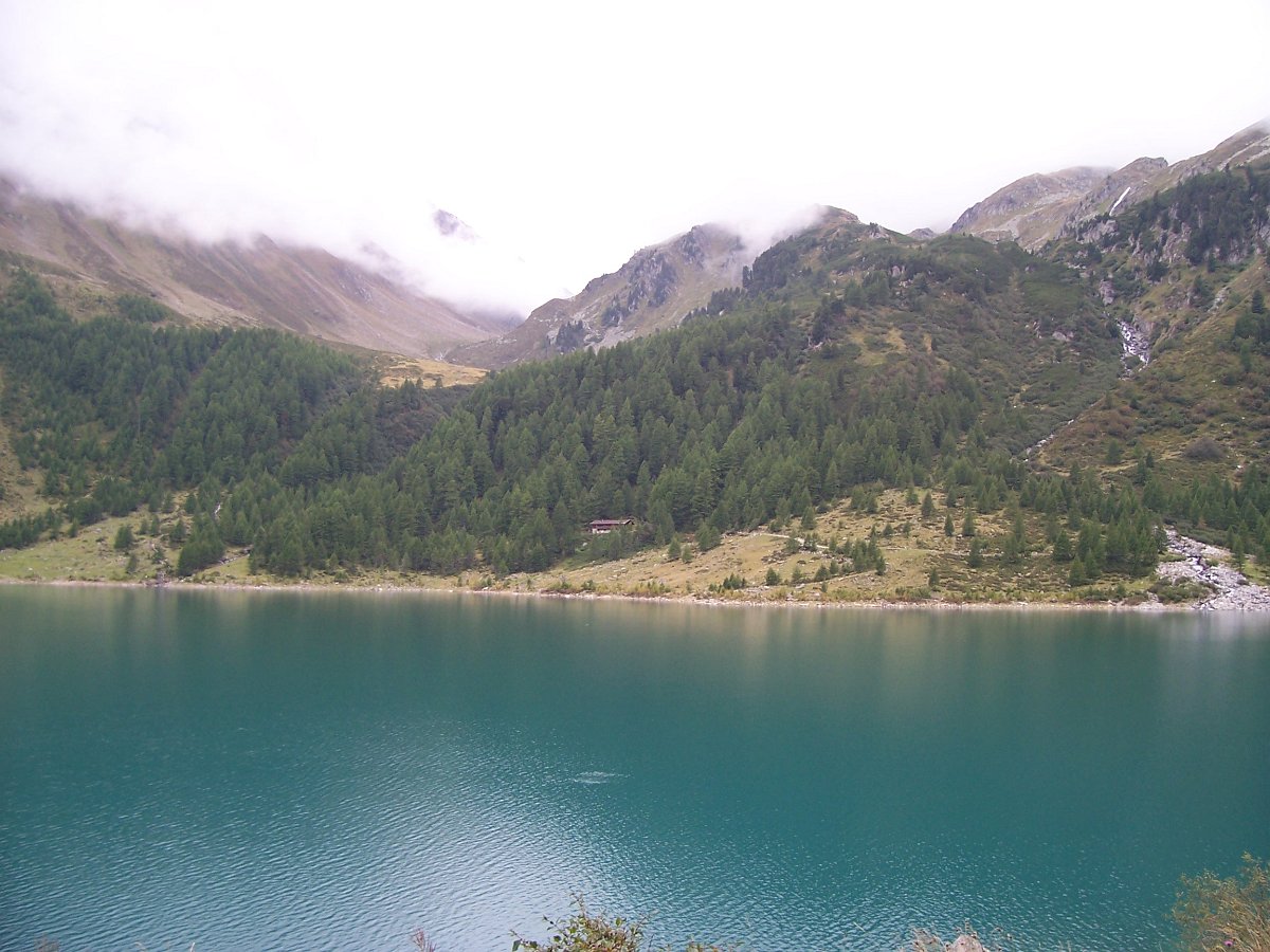 1002.JPG - Ankunft am Nevesstausee. Oben in den Wolken ist unsere erste Hütte.