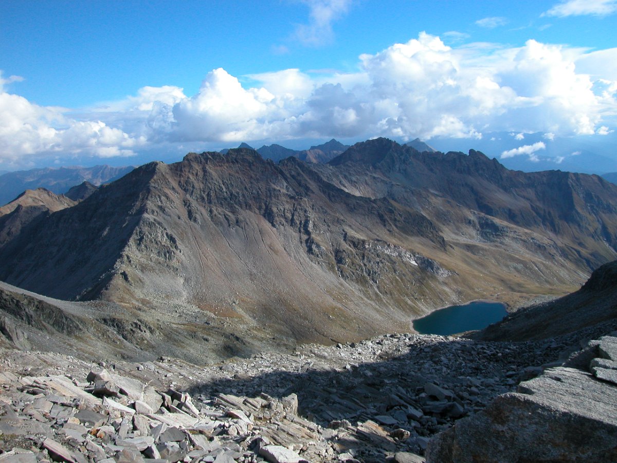 1054.JPG - Die Edelrauthütte links im Joch und der Eisbruggsee rechts grüßen schon wieder aus der Ferne.