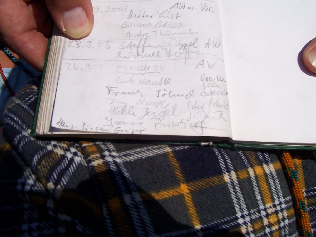 100_1510.JPG - Hier sind die ersten Gipfelbucheintragungen für Willi und Yvonne dokumentiert.