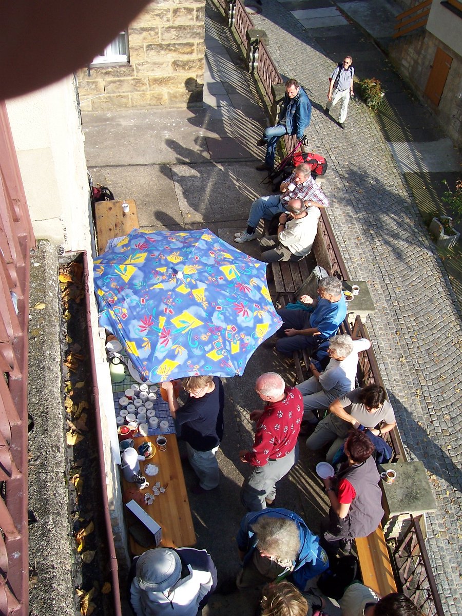 100_1778.JPG - Nachmittags bei der Ankunft an der Hütte. Das Buffet ist eröffnet.