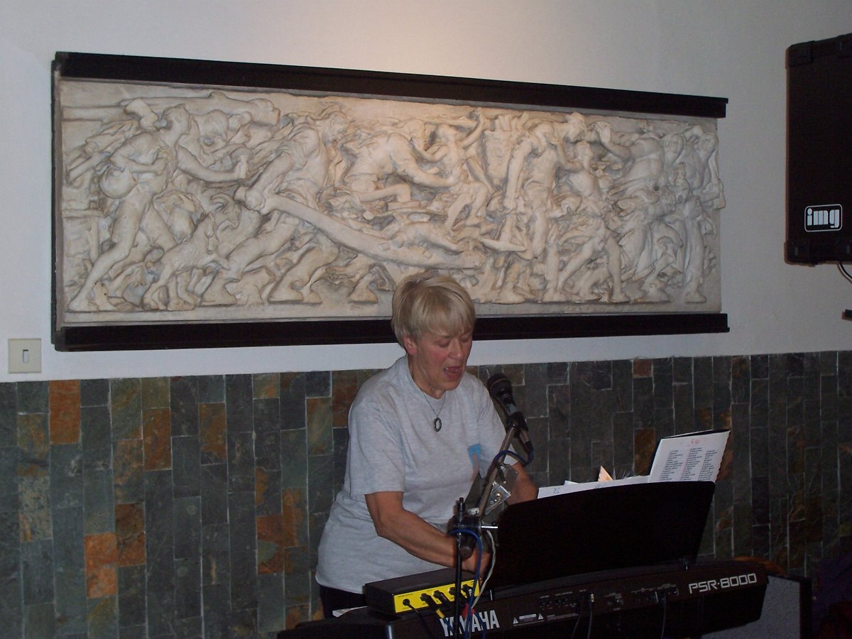 100_1944.JPG - Eva-Ursula erhielt ein Buch mit Berg- und Wanderliedern.