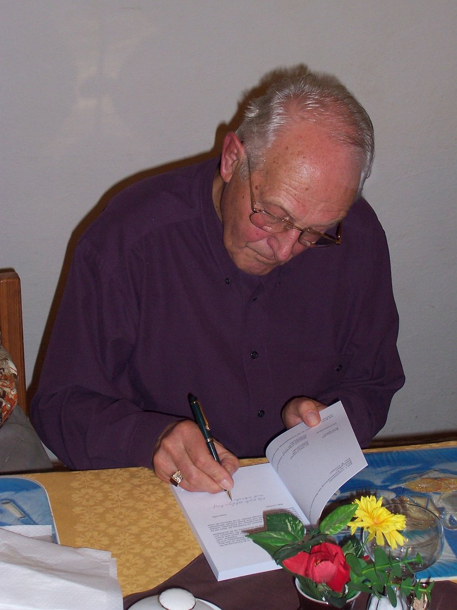 100_1962.JPG - Eine kurze Widmung wurde bereitwillig hinzugefügt.