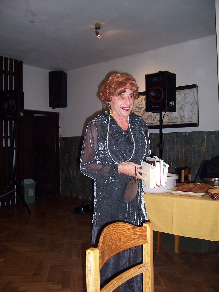 100_1963.JPG - Der Höhepunkt des Abends kündigt sich an. Sonderauftritt und Lesung der Künstlerin: Madmoiselle Tamara Graisch Granitsky, die Fakultät unter den Literaturkritikerinnen!