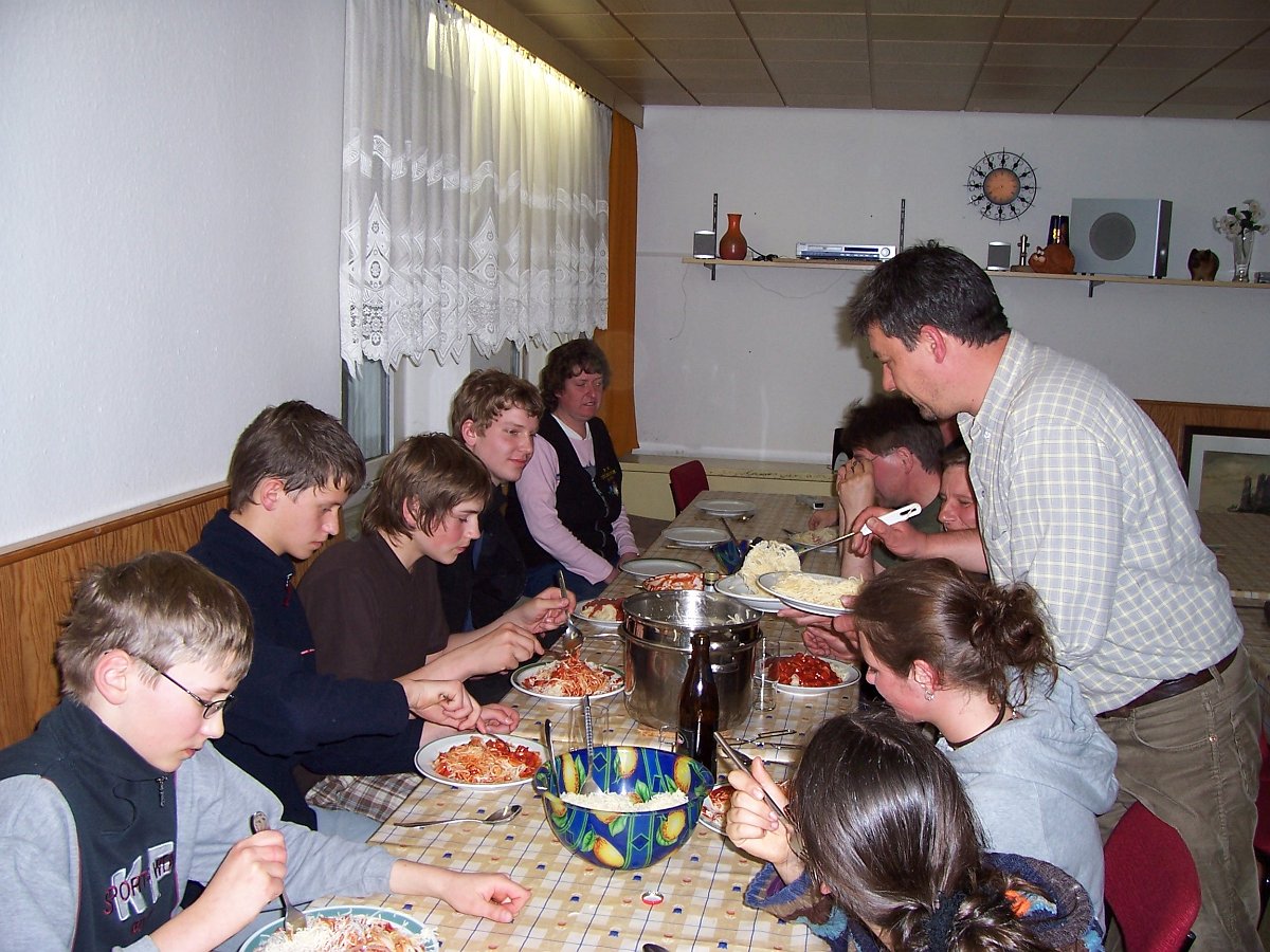 100_2495.JPG - Gemeinsames Abendessen in der Hütte. Die Jugend hatte gut gekocht.