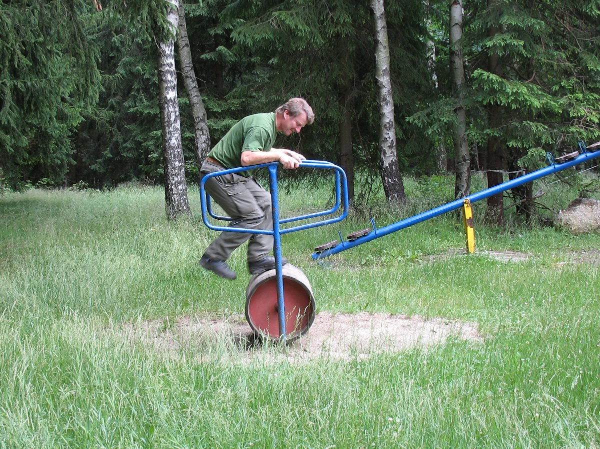 IMG_3543.JPG - Auf dem im Wald entdeckten Spielplatz wurden die Kinder mobil.