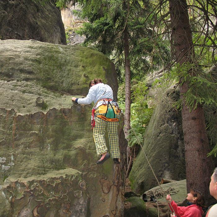 IMG_6867.jpg - Am Sonntag wurde am Heiligen Wenzel geklettert.
Hier Laura im Einstieg zum AW V.