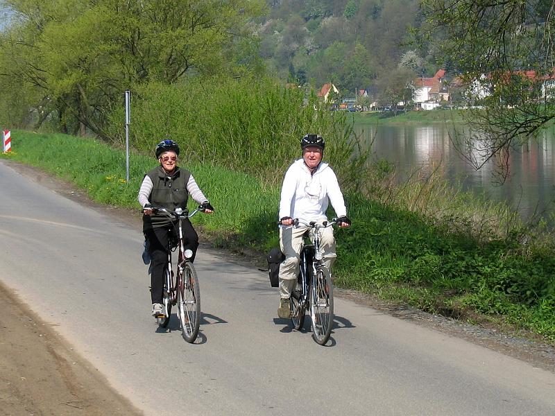 IMG_5770.jpg - Inge und Reiner rollen sich an der Elbe für ihren Fahrradurlaub entlang der Donau ein. Training ist nötig.