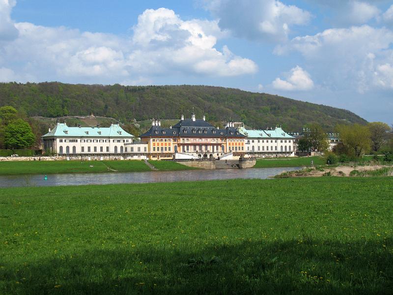 IMG_5793.jpg - Ganz kurz vor dem Ziel ein Blick auf Schloss Pillnitz.