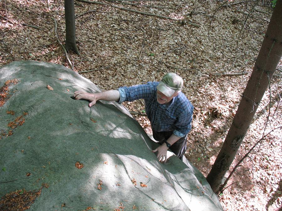 IMG_7938.JPG - Weit ausgestreckt wird ein extremes Fingerloch erreicht. Aber kann man es in dieser extremen Position auch richtig belasten?