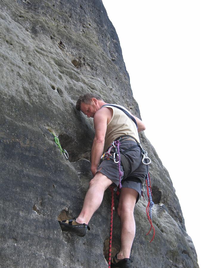 IMG_7839.JPG - Jetzt noch das Seil einhängen und dann gut gesichert den Ring anklettern.