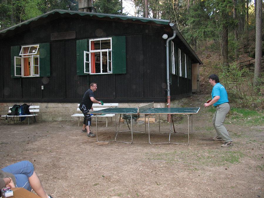 IMG_7863.JPG - Timo und Bruno müssen sich auf der Weinerthütte ihr Abendbrot noch verdienen. (Sieg für Aufbau!)
