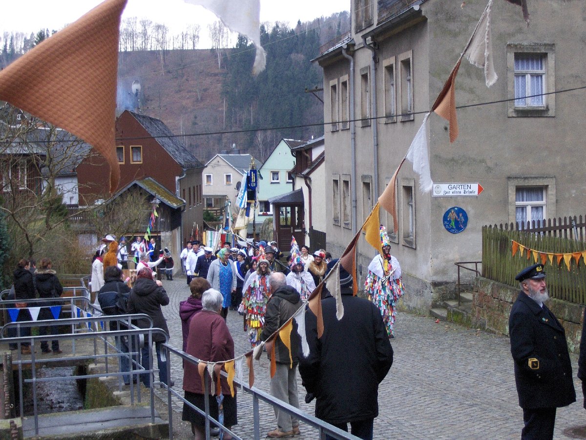 HPIM4259.JPG - Die Teilnehmer begeben sich ins Oberdorf.
