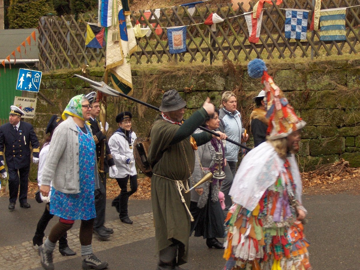 HPIM4260.JPG - Fleckenmänner, Nachtwächter, Weibel und Marketenderinnen sind die typischen Figuren.