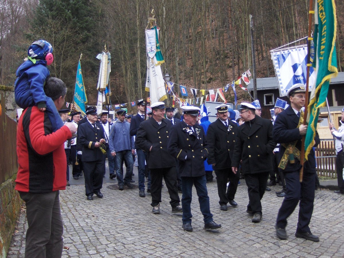 HPIM4268.JPG - Der Festumzug beginnt. Der Fahnenträger an der Spitze, gefolgt vom Steuermann, der Mannschaft und dem bunt geschmücktem Vereinsboot.