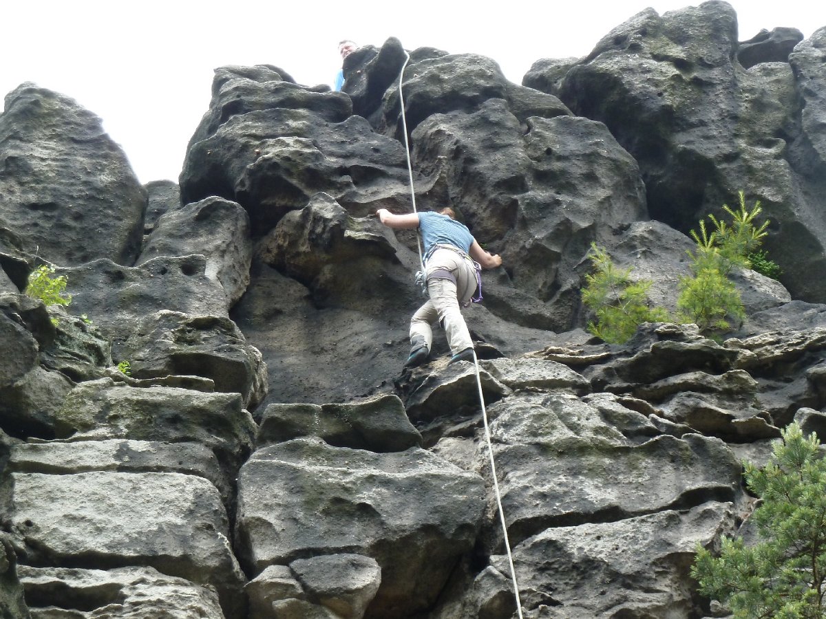 P1050886.JPG - Julia steigt an Brunos Seil nach.